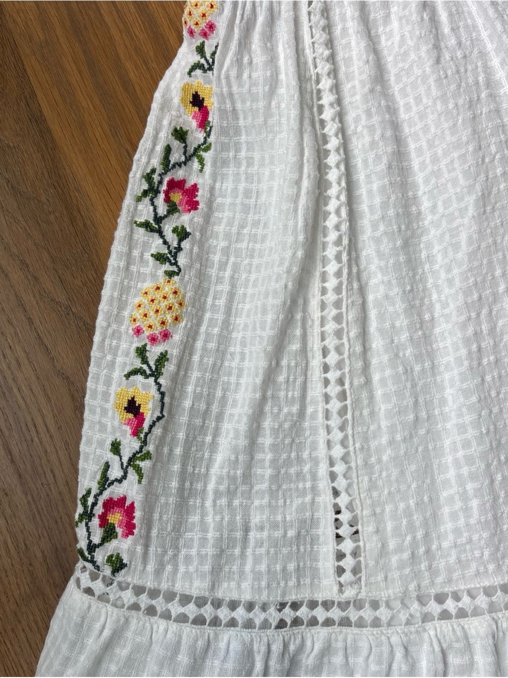 URBAN OUTFITTERS LARGE Embroidered Floral Sundress White Cotton gauzy ribbon tie - Picture 4 of 9